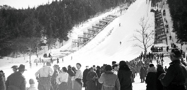 Kibice zebrani pod skocznią na Krokwi  podczas międzynarodowych zawodów narciarskich w 1931 r. Źródło: Narodowe Archiwum Cyfrowe