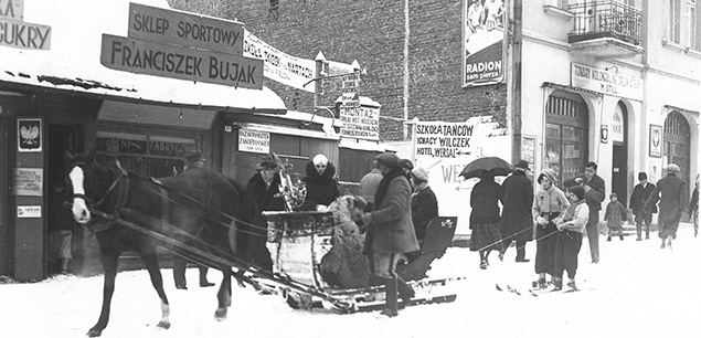 Firmowy sklep z nartami Franciszka Bujaka przy ul. Krupówki w Zakopanem. Źródło: Narodowe Archiwum Cyfrowe