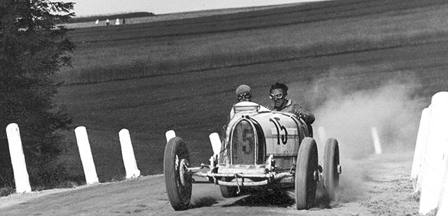 Jan Ripper na trasie wyścigu samochodowego pod Ojcowem w samochodzie Bugatti. Źródło: Narodowe Archiwum Cyfrowe