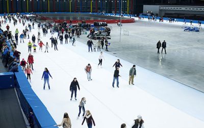 Arena Lodowa jest również miejscem rekreacji dla mieszkańców. Odbywają się tam m.in. ogólnodostępne ślizgawki. Źródło: domena publiczna