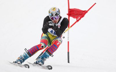 Zawodnik na trasie slalomu giganta. Źródło: domena publiczna