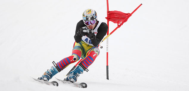 Zawodnik na trasie slalomu giganta. Źródło: domena publiczna