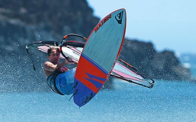 Robby Naish – pierwszy mistrz świata w żeglarstwie deskowym (1976), jeden z pionierów kiteboardingu i paddleboardingu. Zatoka La Perouse’a, Hawaje, 2019 r. Źródło:  domena publiczna